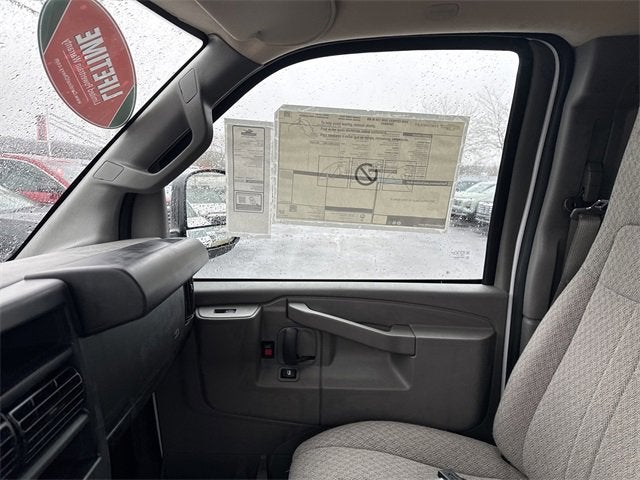 2025 Chevrolet Express Cutaway 3500 1WT