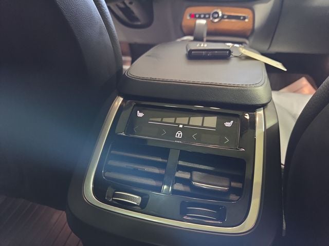 2024 Volvo XC90 B6 Plus Bright Theme 6-Seater